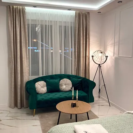 Atrium Apartment *